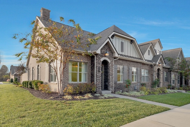 view of front facade featuring a front yard