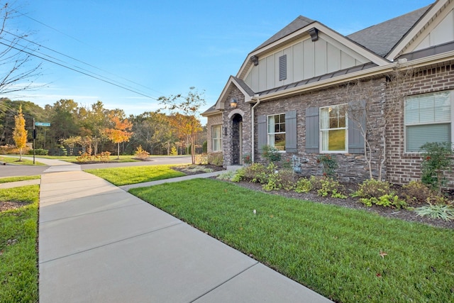 view of side of property featuring a lawn