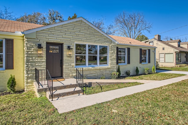 single story home with a front yard