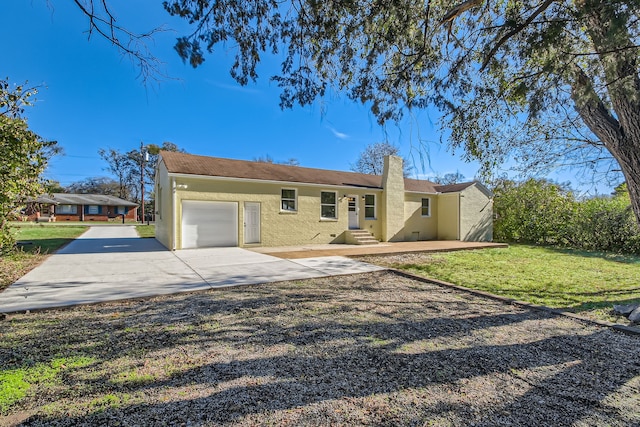 view of front of property featuring a garage and a front yard