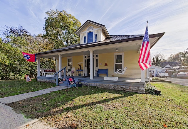 view of front of property featuring a porch and a front lawn