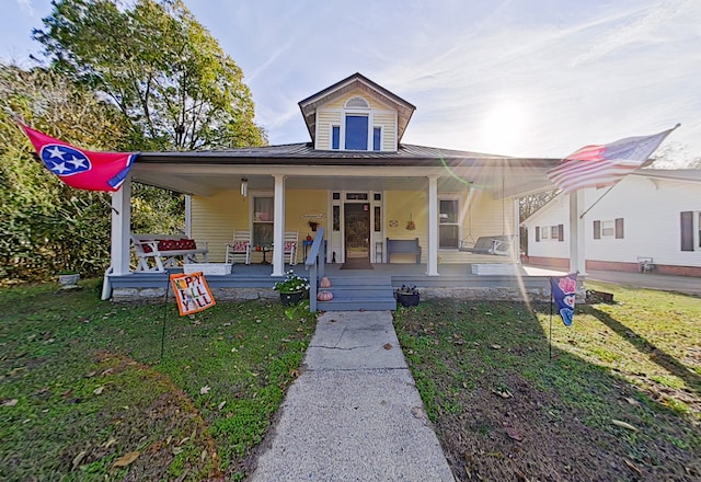 country-style home with a porch and a front lawn