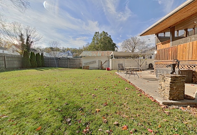 view of yard featuring a patio