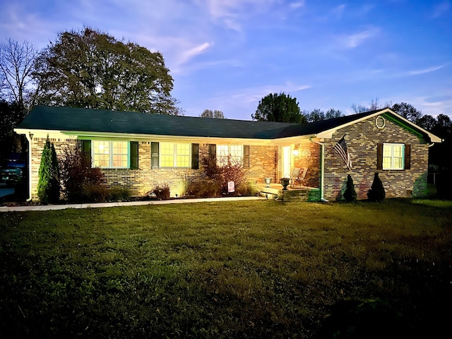 single story home featuring a front yard