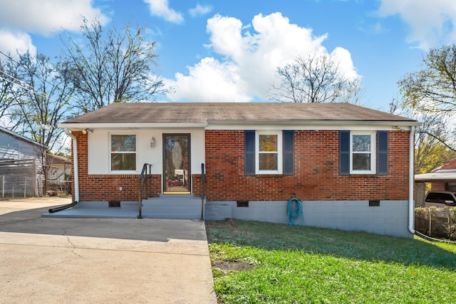 view of front of house featuring a front lawn