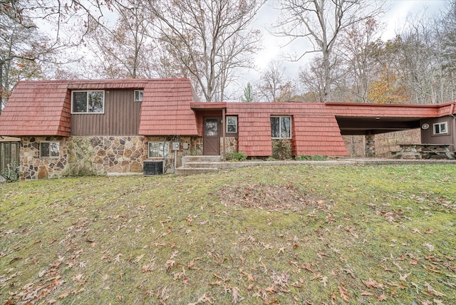 view of front of house featuring a front yard and a carport