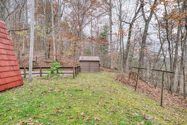 view of yard with a storage shed