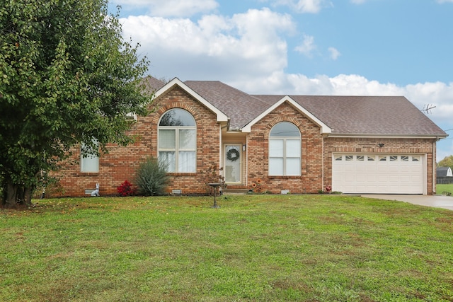 view of front of property featuring a front lawn and a garage