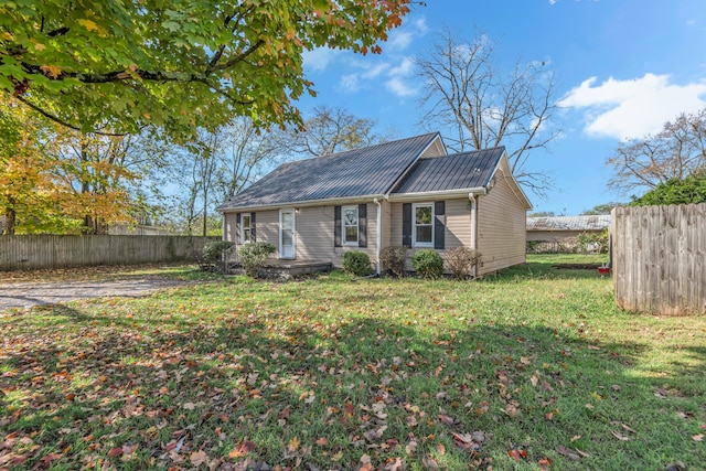 view of front of house featuring a front yard