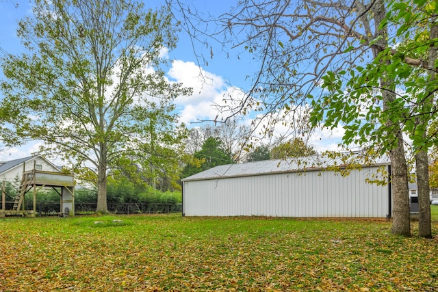 view of yard featuring an outdoor structure