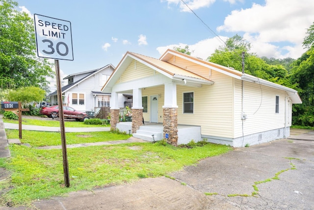 800 Tunnel Blvd, Chattanooga, TN 37406 - view of front of home with covered porch, crawl space, and a front lawn