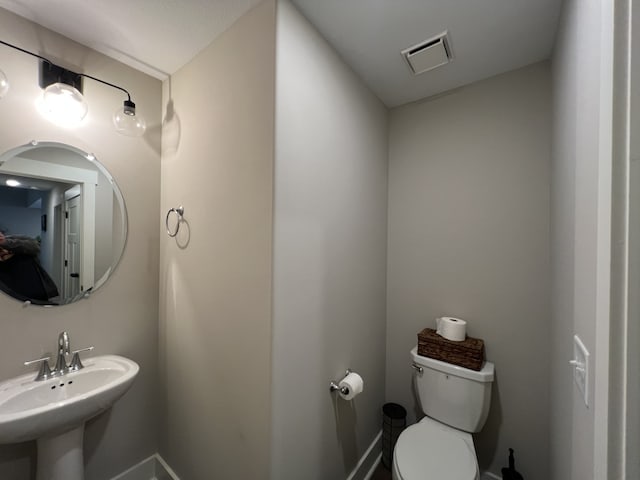 bathroom featuring toilet and sink