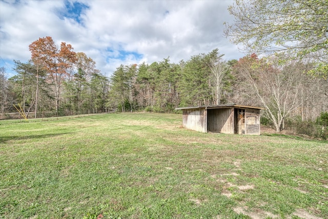 view of yard featuring an outdoor structure