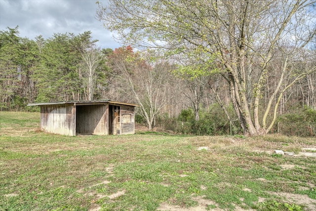 view of yard with an outdoor structure