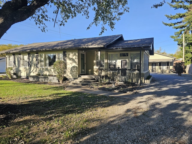 single story home with a front lawn