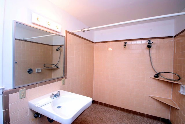 bathroom featuring sink, tile walls, and tiled shower