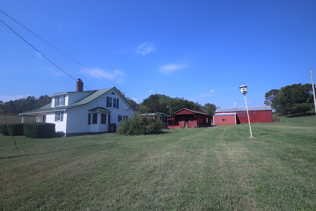 view of yard with an outdoor structure