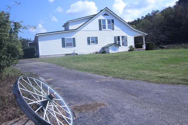 exterior space featuring a front yard