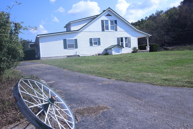 60 Riddle Rd, Shelbyville, TN 37160 - view of side of home with a lawn and driveway