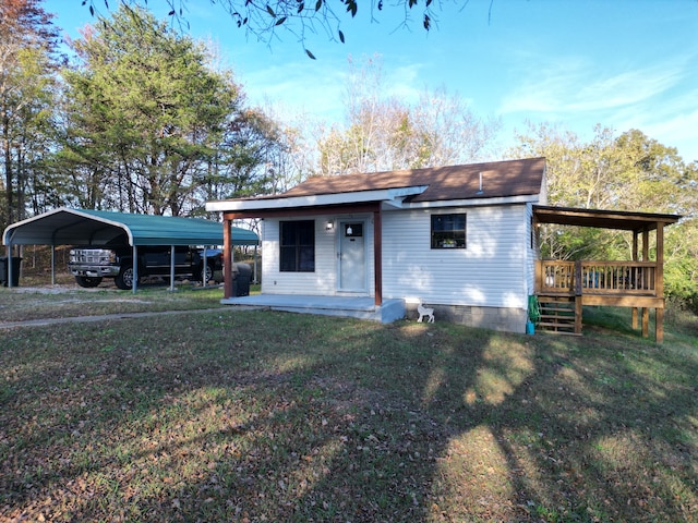 view of front of house featuring a front lawn, a deck, and a carport