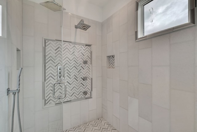 bathroom featuring tiled shower