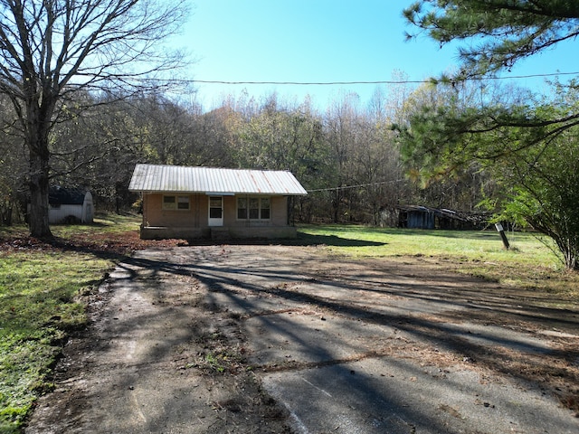 ranch-style house featuring a front lawn