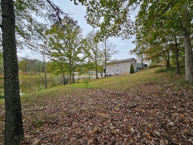 view of yard featuring a water view