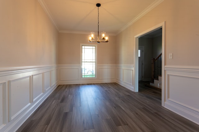 unfurnished room with ornamental molding, dark wood-type flooring, and a chandelier