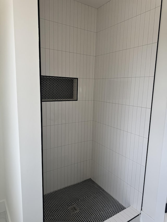 bathroom featuring tiled shower