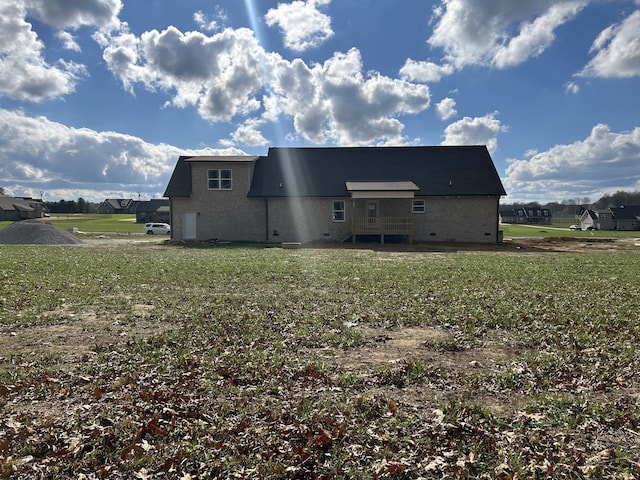 back of house featuring a lawn