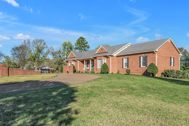 single story home featuring a front yard