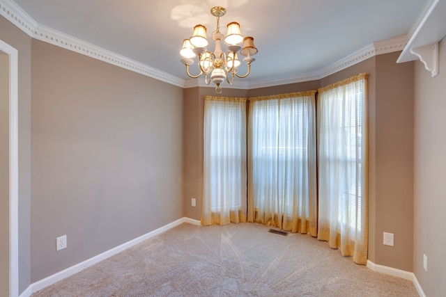 spare room featuring carpet, an inviting chandelier, and ornamental molding