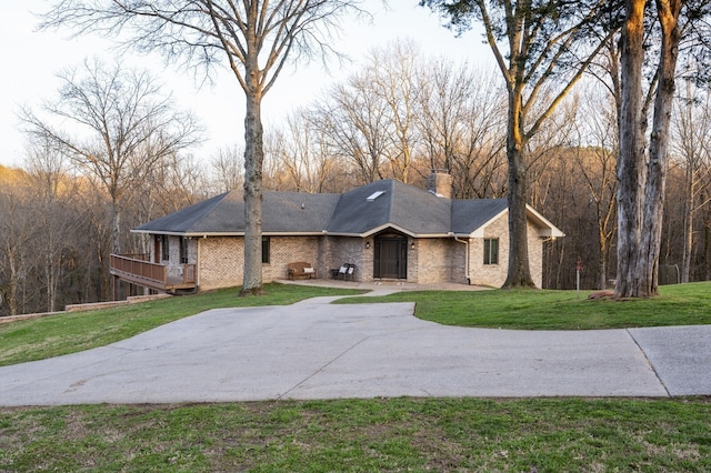 ranch-style home with a front yard