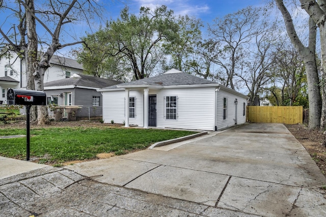 view of front of house featuring a front lawn