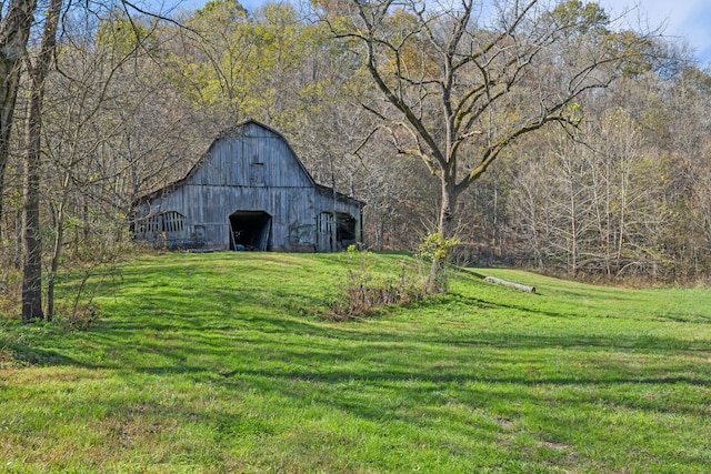 view of yard featuring an outbuilding