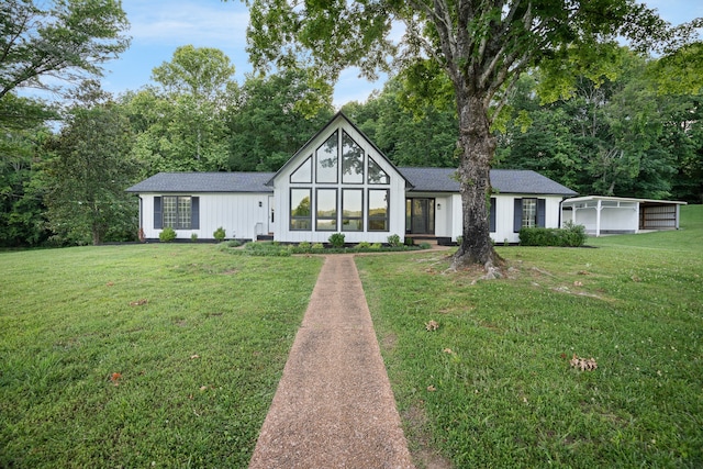 view of front of home featuring a front lawn