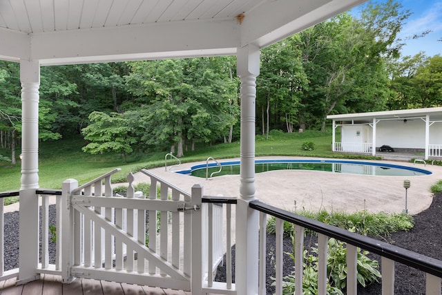 view of swimming pool with a lawn