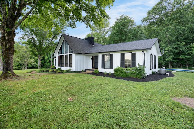 view of front of property with a front yard