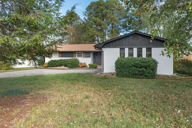 ranch-style home with a front yard