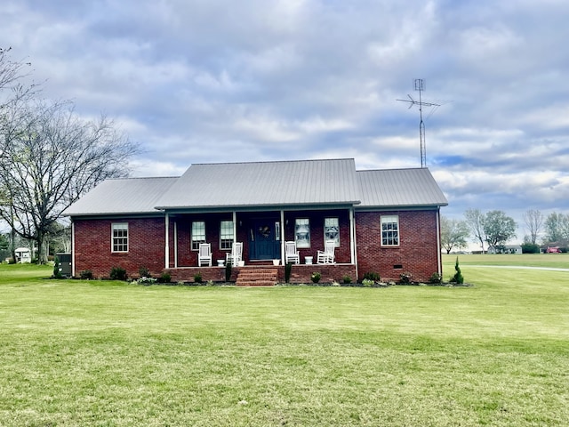 view of front facade featuring a front lawn and covered porch