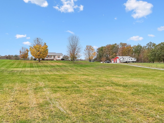 view of yard featuring a rural view