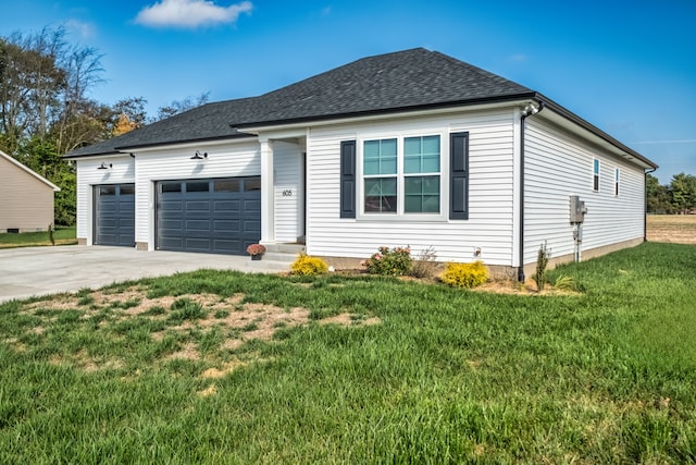 view of front of home featuring a front lawn and a garage