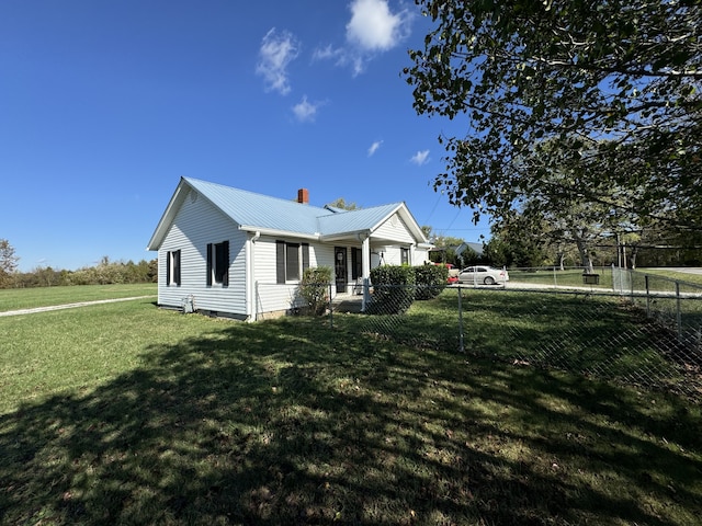 view of front of property featuring a front lawn