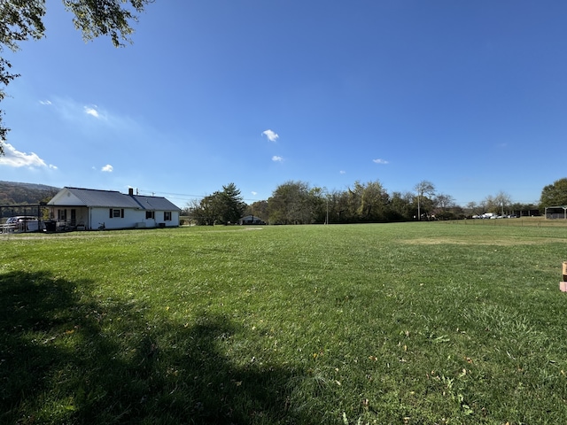 view of yard featuring a rural view