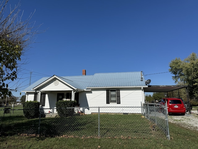 view of front of property with a carport and a front yard