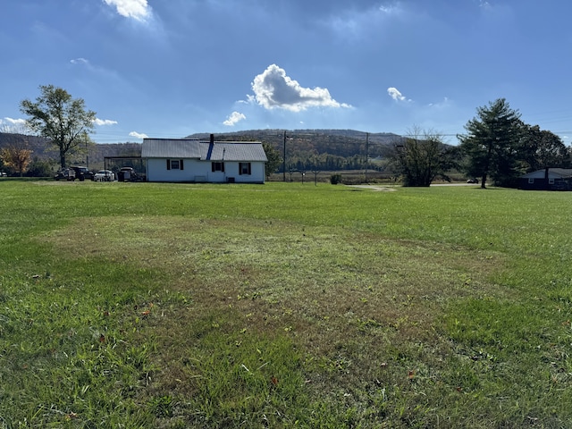 view of yard featuring a rural view