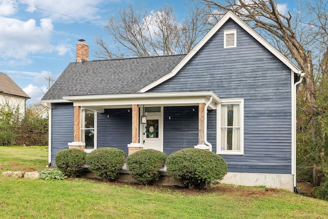 view of front facade featuring covered porch and a front lawn