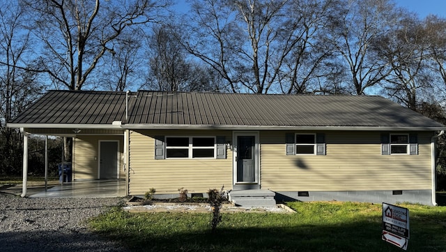 view of front of home featuring a front lawn