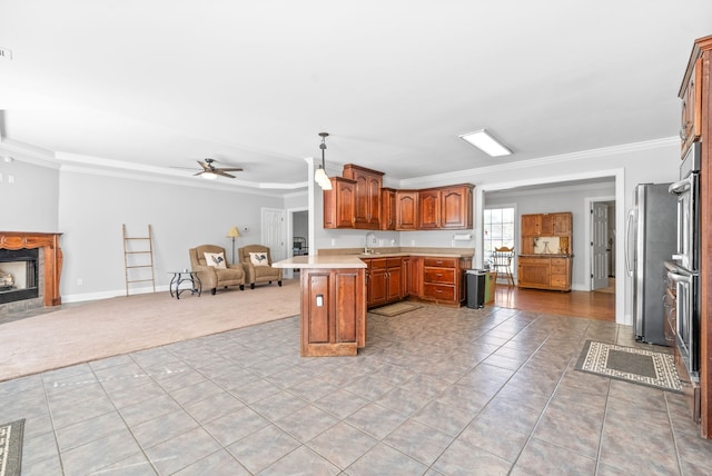 kitchen featuring ceiling fan, kitchen peninsula, crown molding, a breakfast bar area, and light tile patterned floors