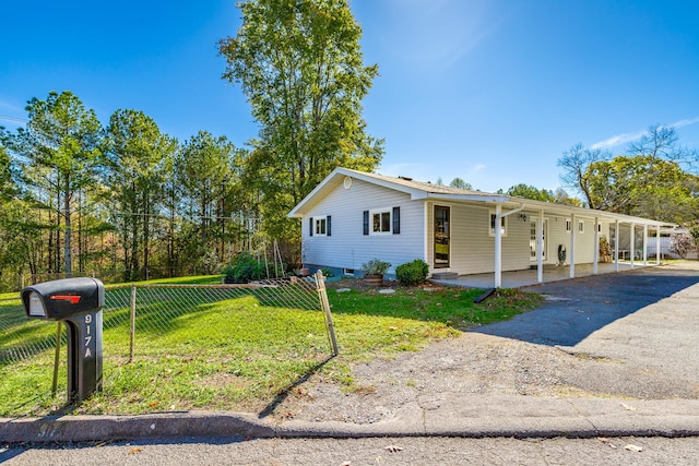 view of front of property featuring a carport and a front yard